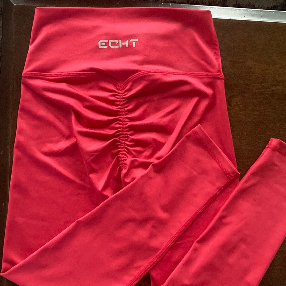 SOLD—ECHT scrunch bum leggings